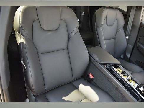 Certified 2024 Volvo XC60 T8 Plus w/ Protection Package Premier image 32