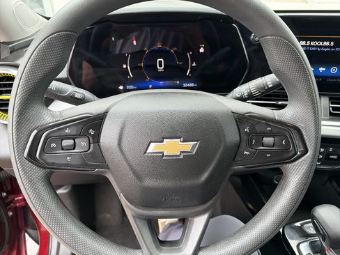 Used 2025 Chevrolet Trax LT FWD image 12