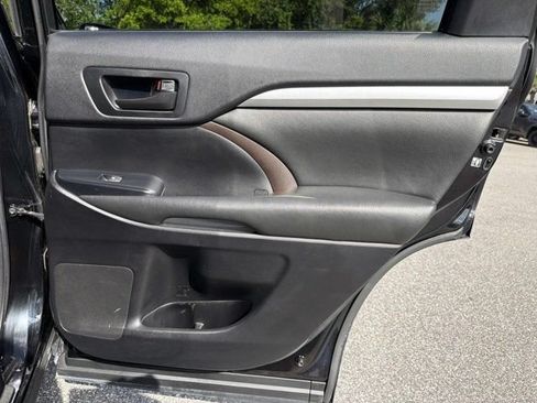 Certified 2017 Toyota Highlander LE FWD image 18