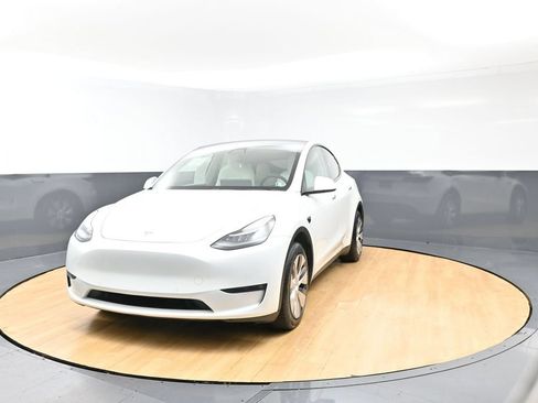 Used 2022 Tesla Model Y Long Range AWD/4WD image 2