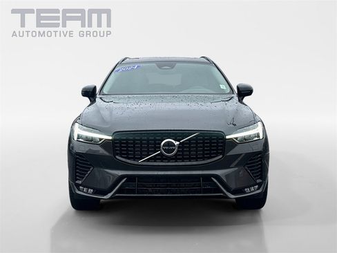 Used 2024 Volvo XC60 B5 Core image 2