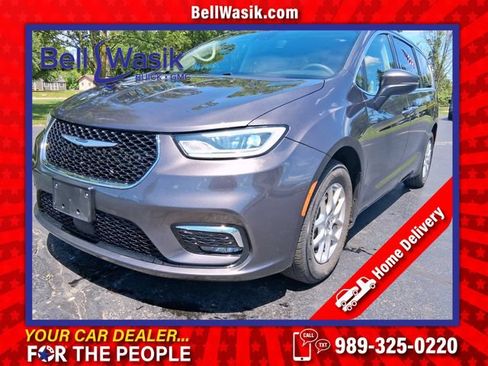 Used 2023 Chrysler Pacifica Touring-L FWD image 1