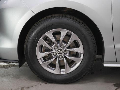 Used 2021 Toyota Sienna XLE AWD/4WD image 29