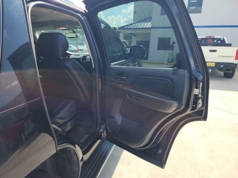 Used 2011 Cadillac Escalade Luxury AWD/4WD image 34