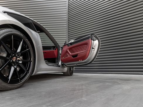 Certified 2025 Porsche 911 Carrera RWD image 36