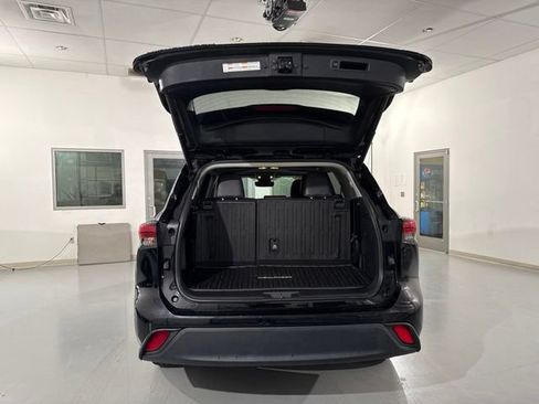 Used 2023 Toyota Highlander XLE FWD image 10
