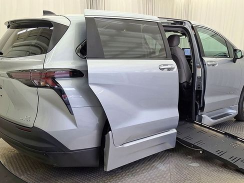 Used 2024 Toyota Sienna LE FWD image 4