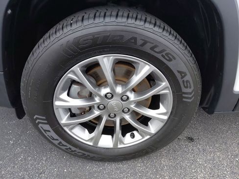 Used 2019 Jeep Cherokee Latitude Plus w/ Comfort/Convenience Group image 16