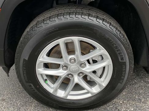 Used 2023 Jeep Grand Cherokee L Laredo AWD/4WD image 9