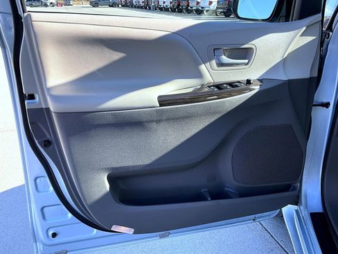 Used 2017 Toyota Sienna XLE image 9