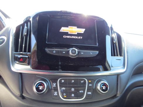 Used 2022 Chevrolet Traverse LT FWD image 18