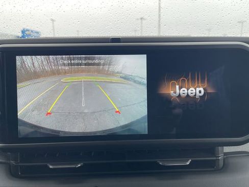 Used 2025 Jeep Wrangler Unlimited Sahara AWD/4WD image 15