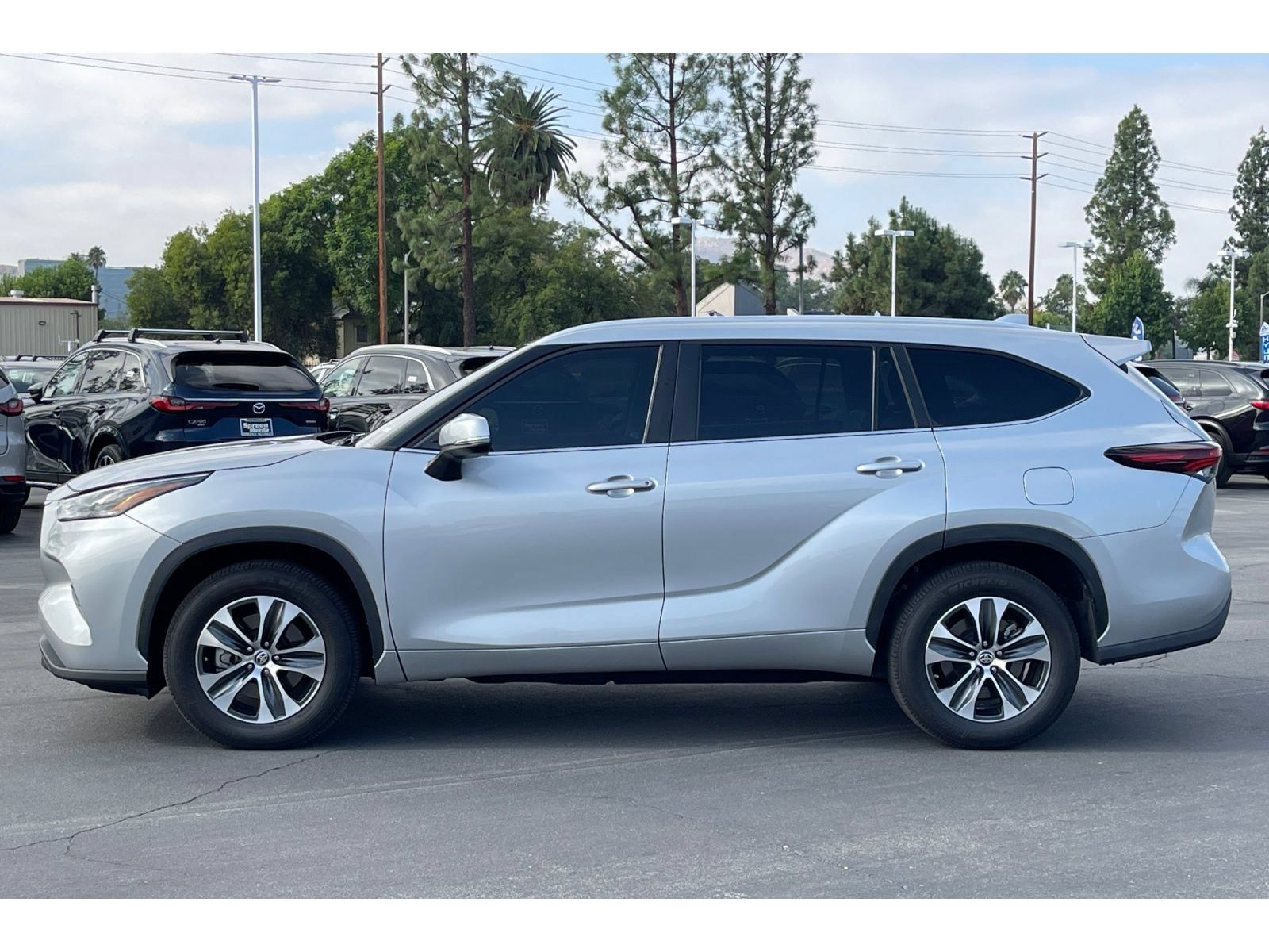 Used 2024 Toyota Highlander XLE FWD image 2