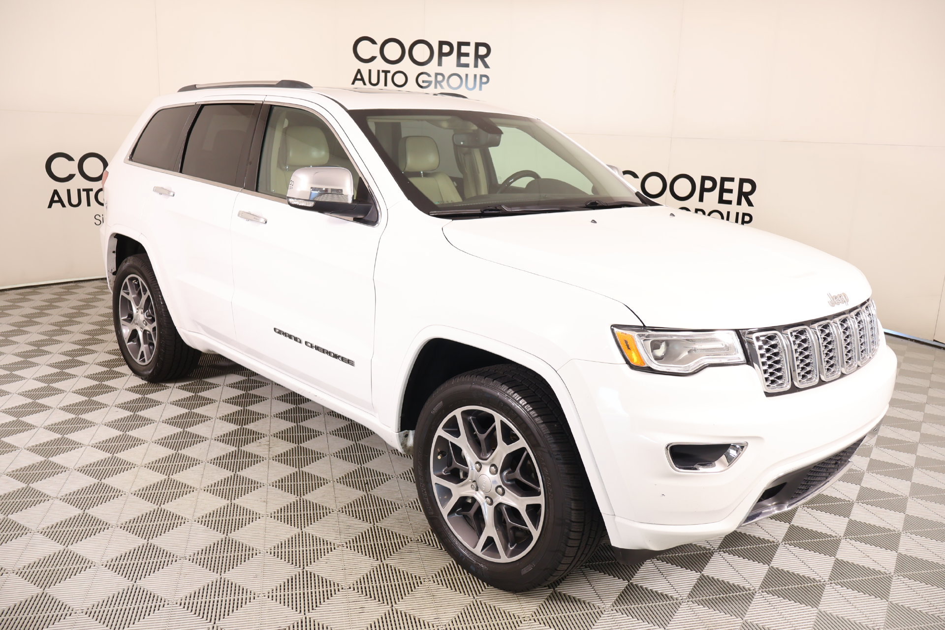 Used 2019 Jeep Grand Cherokee Overland AWD/4WD image 1