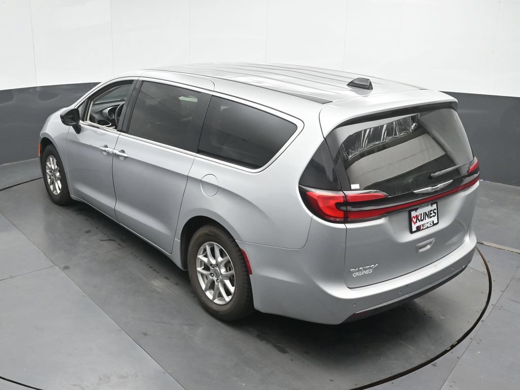 Used 2024 Chrysler Pacifica Touring-L FWD image 38