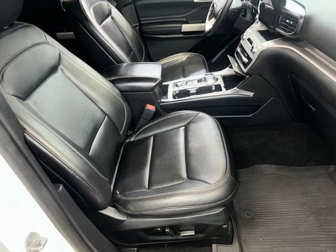 Used 2020 Ford Explorer XLT w/ Equipment Group 202A AWD/4WD image 31
