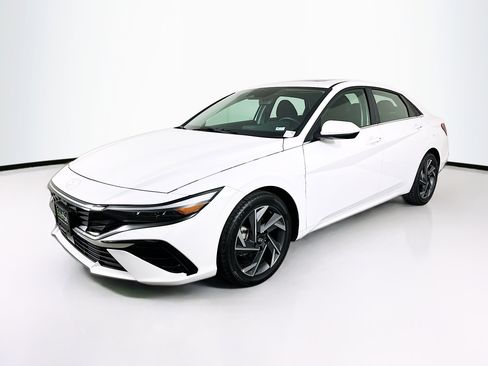 Used 2025 Hyundai Elantra SEL FWD image 3