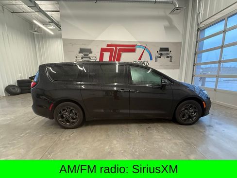 Used 2022 Chrysler Pacifica Touring-L w/ Uconnect Theater Family Group FWD image 3