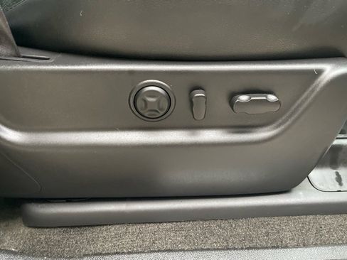 Used 2013 Chevrolet Avalanche LTZ image 41