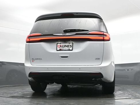 New 2026 Chrysler Pacifica Pinnacle w/ Trailer Tow Group AWD/4WD image 38