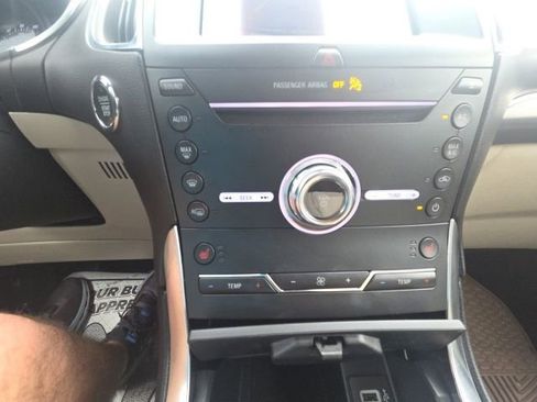 Used 2019 Ford Edge Titanium FWD image 19