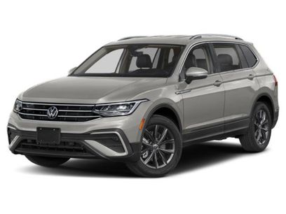 Used 2024 Volkswagen Tiguan SE w/ Panoramic Sunroof Package