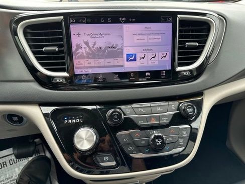 Used 2023 Chrysler Pacifica Touring-L FWD image 17