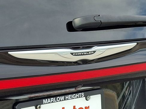 Used 2024 Chrysler Pacifica Touring-L image 30