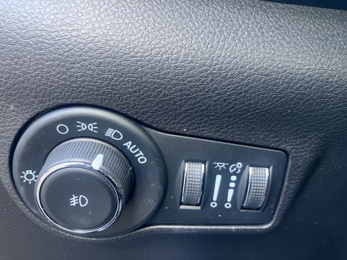 Used 2022 Jeep Compass Latitude w/ Sun and Sound Group AWD/4WD image 19