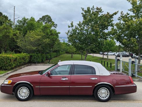 Used 1998 Lincoln Town Car Executive image 3