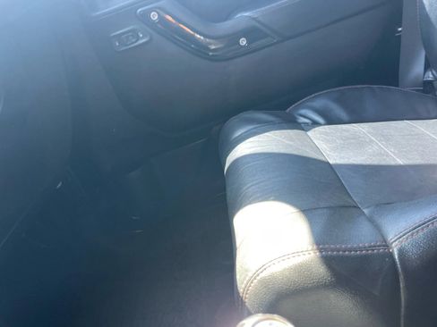 Used 2012 Jeep Wrangler Unlimited Sahara image 13