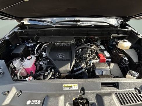 Used 2023 Toyota Highlander XLE FWD image 33