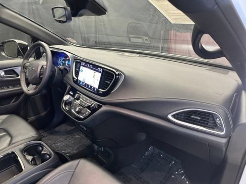Used 2024 Chrysler Pacifica Limited FWD image 17