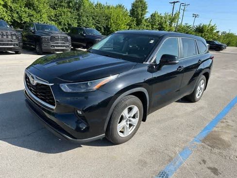 Used 2023 Toyota Highlander LE FWD image 2