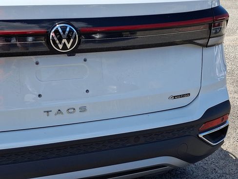 Used 2025 Volkswagen Taos SE image 15