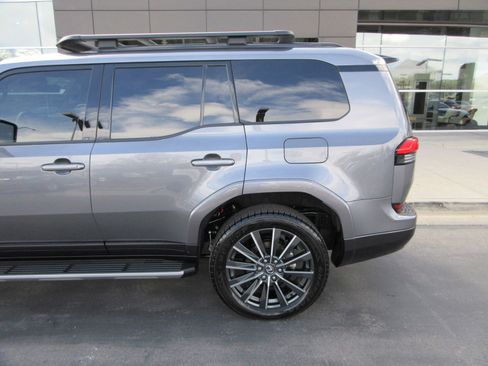 Used 2024 Lexus GX 550 AWD/4WD image 4