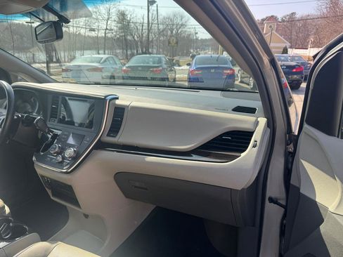 Used 2017 Toyota Sienna XLE image 40