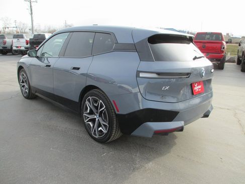 Used 2022 BMW iX xDrive50 w/ Premium Package image 8