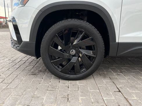 Certified 2024 Volkswagen Taos SE image 29