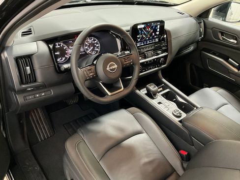 Used 2025 Nissan Pathfinder SL w/ Black Appearance Package image 14