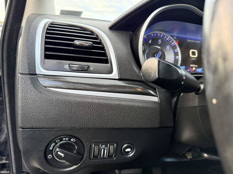 Used 2016 Chrysler 300 Limited RWD image 33