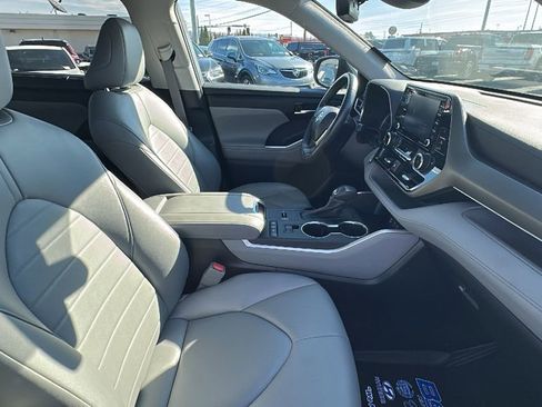 Used 2022 Toyota Highlander XLE AWD/4WD image 15