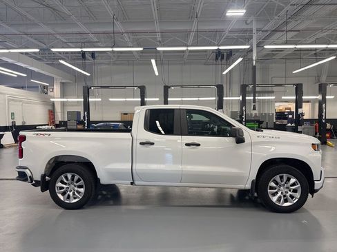 Used 2020 Chevrolet Silverado 1500 Custom w/ Custom Value Package AWD/4WD image 4