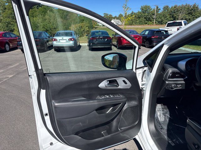 Used 2025 Chrysler Pacifica Limited FWD image 15