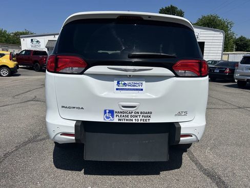 Used 2018 Chrysler Pacifica L FWD image 7