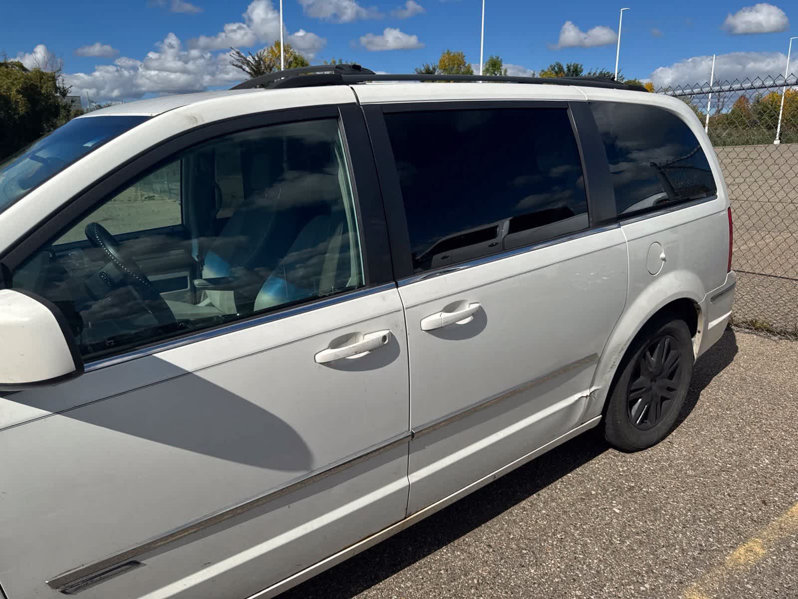 Used 2010 Chrysler Town & Country Touring FWD image 15
