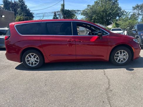 Used 2025 Chrysler Pacifica Select FWD image 4