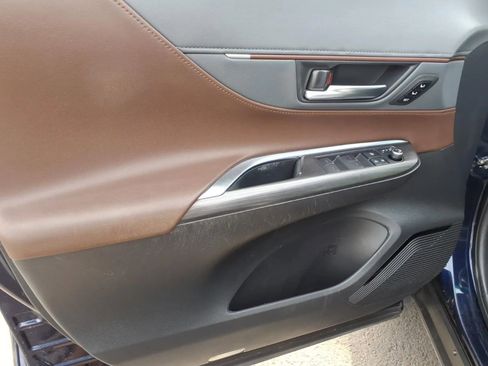 Used 2021 Toyota Venza Limited image 18