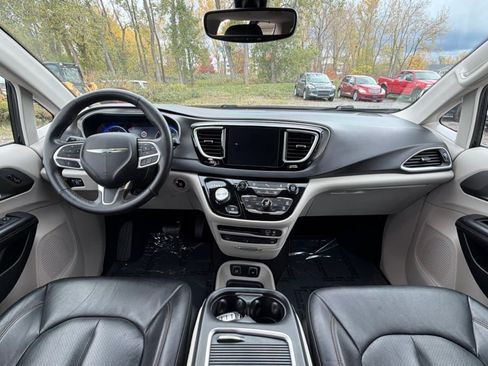 Used 2020 Chrysler Pacifica Touring-L Plus image 32