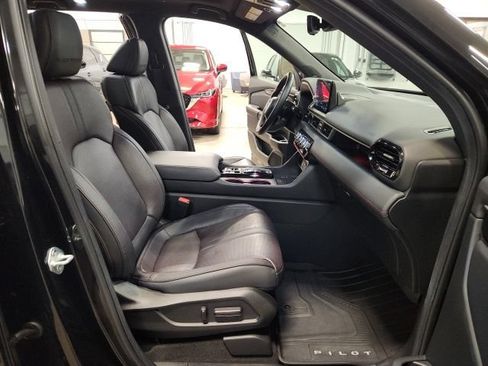 Certified 2025 Honda Pilot Black Edition image 34